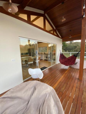 Casa com Varanda Vista para Montanhas e Tranquilidade